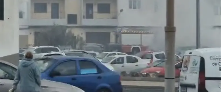 Cami&oacute;n de los bomberos del Consorcio de Seguridad y Emergencias junto a las llamas.