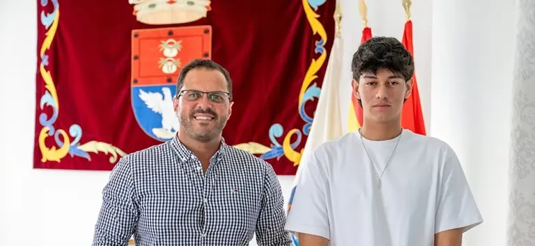 El alcalde de Arrecife, Yonathan de Le&oacute;n, recibe en la alcald&iacute;a a Gabriel Navarro, premio Promesas de Le Cordon Bleu Madrid.