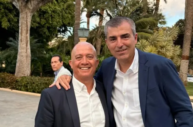 El ex alcalde de T&iacute;as, Pancho Hern&aacute;ndez, con el presidente del Partido Popular de Canarias, Manuel Dom&iacute;nguez.