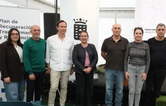 Gladys Acu&ntilde;a en el centro de la imagen en uno de los eventos que se ha realizado en la Granja Agr&iacute;cola Experimental.