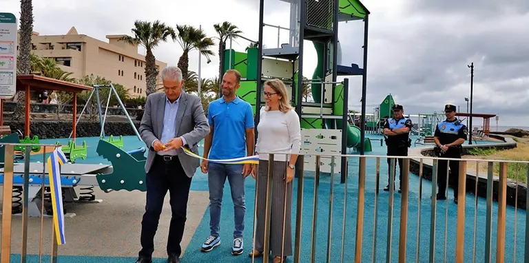 Jos&eacute; Juan Cruz inaugurando el parque infantil de Matagorda.