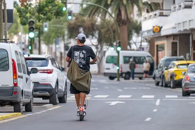 Conductor circulando esta semana en patineta el&eacute;ctrica por una calle de Arrecife.