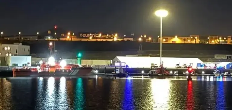 Imagen de archivo de la embarcaci&oacute;n de Salvamento trayendo a otra patera a Puerto Naos.