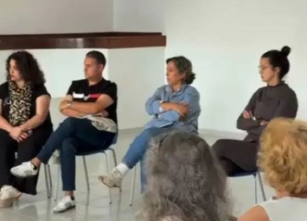Rita Hern&aacute;ndez siguiendo atenta las explicaciones de la alcaldesa en un v&iacute;deo que ha editado el Gobierno de Teguise. 
