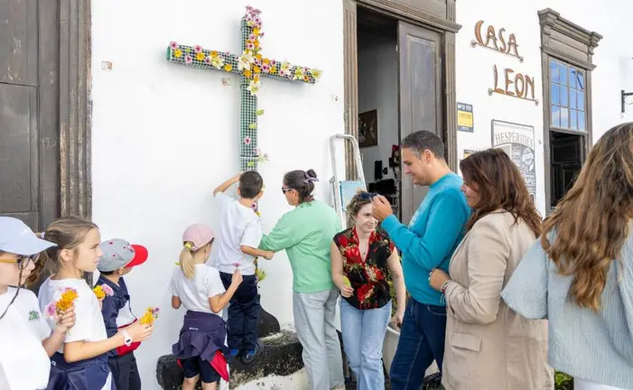 La alcaldesa de Teguise, Olivia Duque, acudi&oacute; al enramado