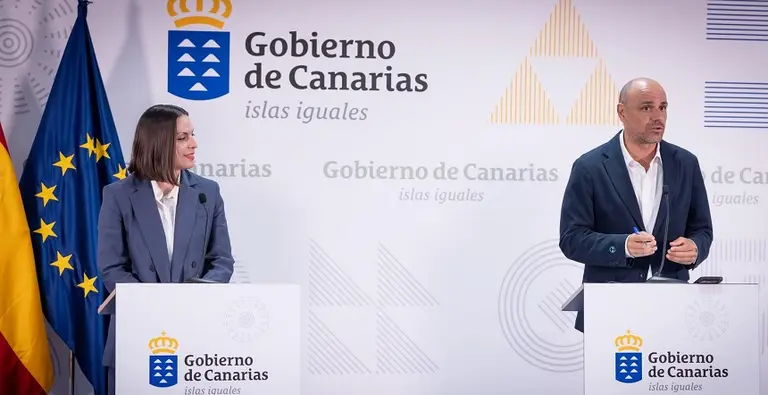 Migdalia Mach&iacute;n junto a Alfonso Cabello explicando este lunes los acuerdos del Consejo de Gobierno.