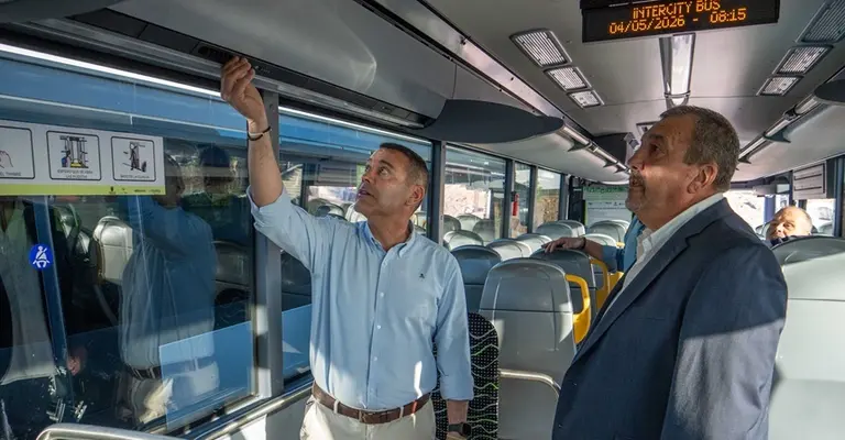 Oswaldo Betancort junto a Miguel &Aacute;ngel Jim&eacute;nez dentro de una de las nuevas guaguas.