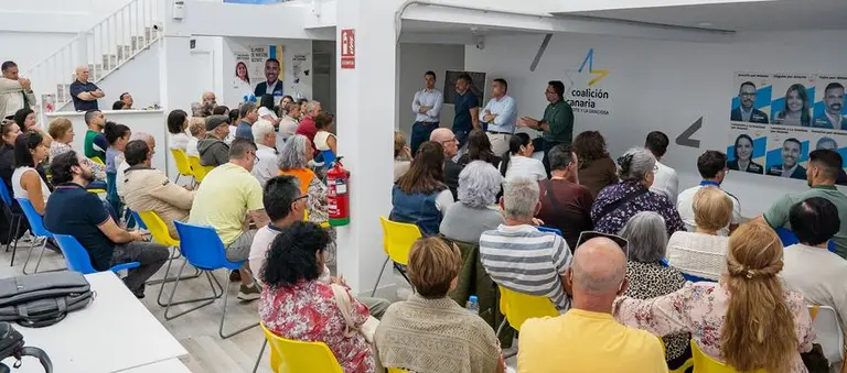 Los asistentes escuchando a los l&iacute;deres de la formaci&oacute;n.