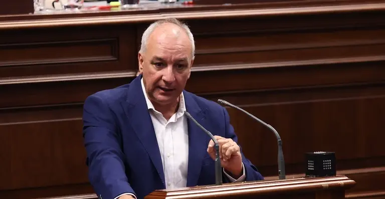 Luis Campos en el Parlamento de Canarias.