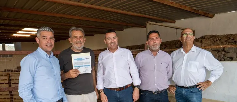 Oswaldo Betancort y Narvay Quintero en una de las explotaciones ganaderas acreditadas.