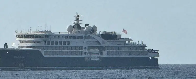 Imagen del barco igual al afectado entrando este martes en Arrecife.