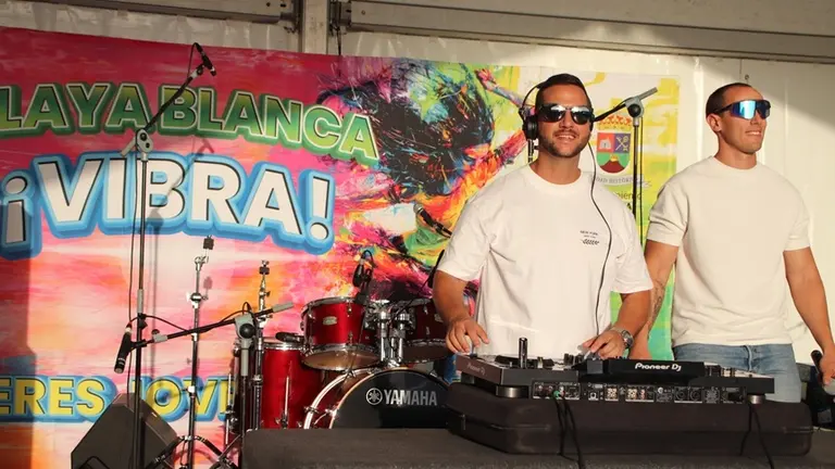 DJ Javier Fajardo durante una actuaci&oacute;n de Playa Blanca Vibra.