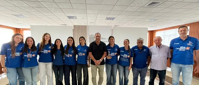 Recibimiento al CB Puerto del Carmen en el Cabildo por parte del consejero Juan Monz&oacute;n.