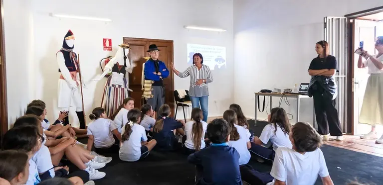 Escolares durante una de las charlas sobre vestimenta t&iacute;pica canaria.