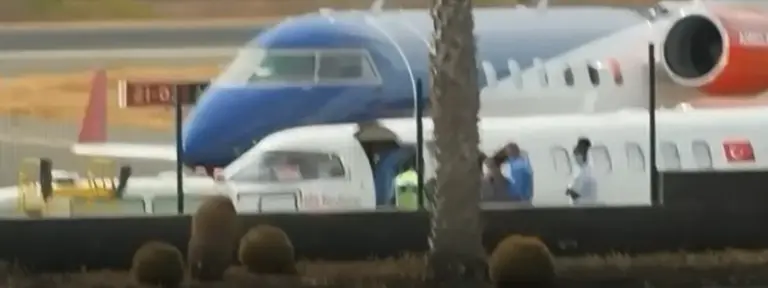 Momento difundido por Televisi&oacute;n Espa&ntilde;ola de la subida de los pasajeros del barco infectados en un avi&oacute;n medicalizado.