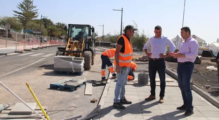 El alcalde visitando una obra con el concejal &Aacute;ngel Lago