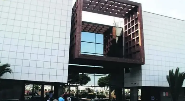 Imagen de la entrada al Palacio de Justicia de Arrecife. 