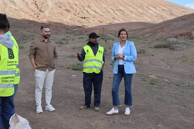 Jes&uacute;s Mach&iacute;n y Mar&iacute;a Tovar con operarios en la zona.