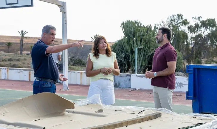 La alcaldesa de Teguise junto a los concejales de Obras y Deportes en una de las canchas que se est&aacute;n reformando.