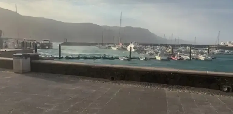 Imagen del puerto de La Graciosa un d&iacute;a de temporal.