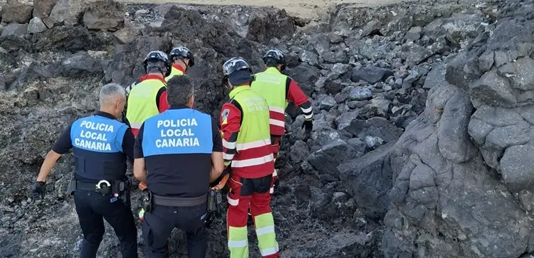 Bomberos del Consorcio de Seguridad y Emergencias junto a la Polic&iacute;a Local.
