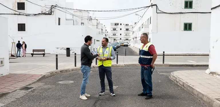 El alcalde Yonathan de Le&oacute;n, junto al ingeniero jefe de Obras P&uacute;blicas del Ayuntamiento y el encargado municipal de Obras en  Valterra.