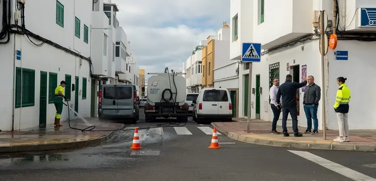 Jacobo Lemes y Echedey Eugenio en Maneje durante las labores de limpieza.