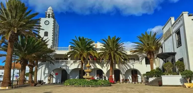 Imagen de la fachada del Ayuntamiento de San Bartolom&eacute;. 