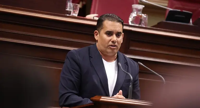 Yoné Caraballo en la comparencia al consejero de transición ecológica