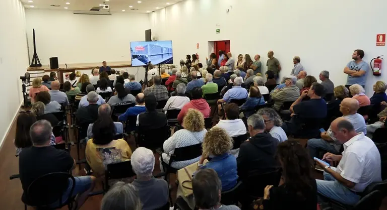 Encuentro con los vecinos de Playa Honda para informar sobre el proyecto del Centro de Salud.