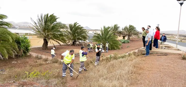 Operarios realizando las labores de preparaci&oacute;n para la feria en Teguise.