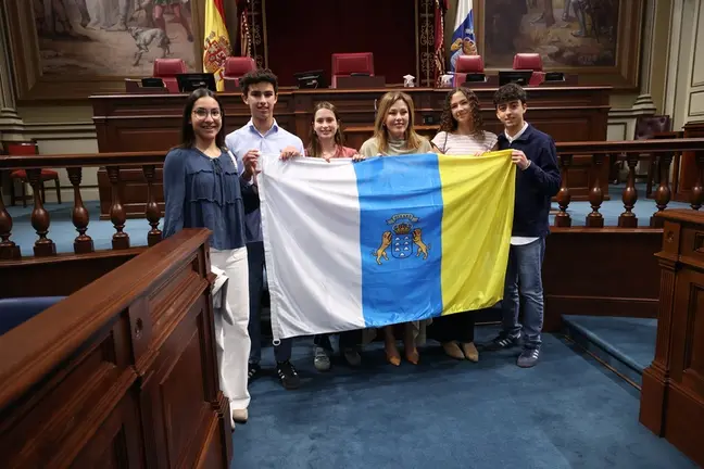 Astrid P&eacute;rez junto a los estudiantes seleccionados para la Ruta Quetzal 2026.