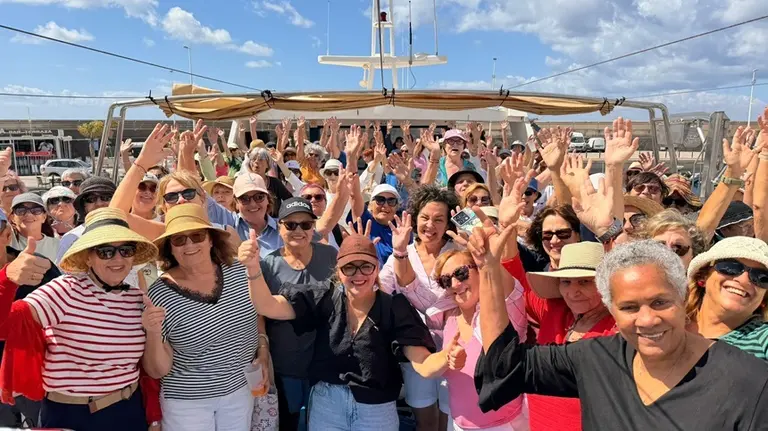 Nori Mach&iacute;n junto a los mayores participantes en el encuentro Aquabeach.