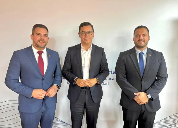 El alcalde de Arrecife Yonathan de Le&oacute;n y el consejero insular de Obras P&uacute;blicas, Jacobo Medina, con el consejero regional de Obras P&uacute;blicas.