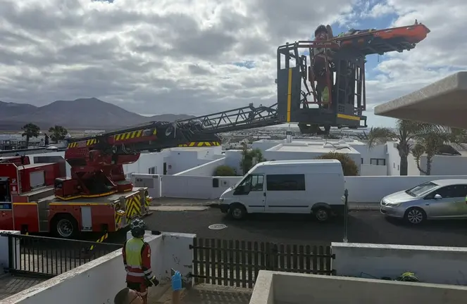 Momento de la actuaci&oacute;n de los bomberos con la gr&uacute;a