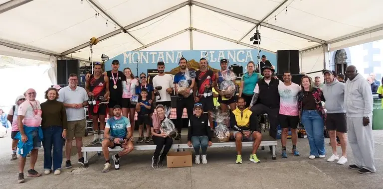 Imagen de los ganadores con los representantes del Gobierno de San Bartolom&eacute;