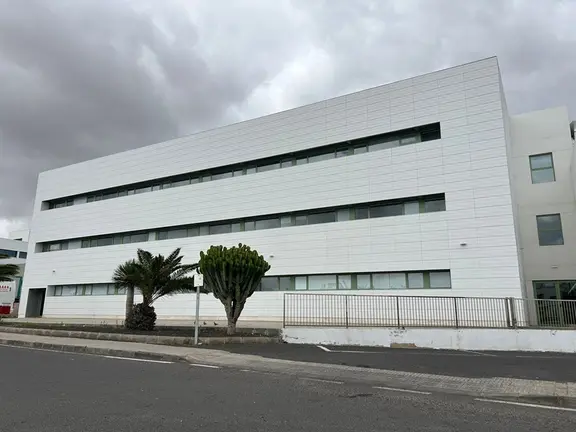 Edificio polivalente junto al Hospital Doctor Jos&eacute; Molina Orosa.