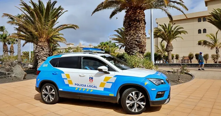 Veh&iacute;culo de la Polic&iacute;a Local de T&iacute;as.