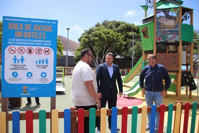 &Oacute;scar Noda y Rub&eacute;n Arcas en uno de los parques infantiles del municipio.