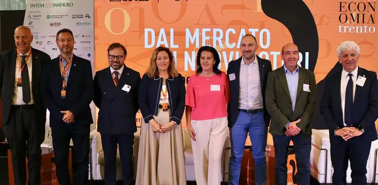 Astrid P&eacute;rez, en el centro de la imagen, durante su participaci&oacute;n en el evento.