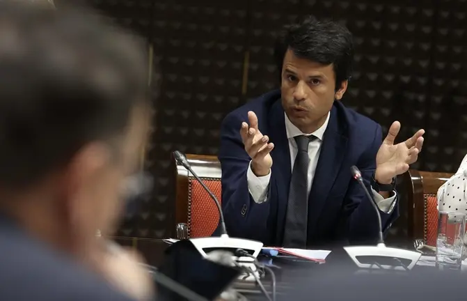 Marcos Bergaz (PSOE) junto al consejero Manuel Miranda (CC) en comisi&oacute;n parlamentaria de Aguas.