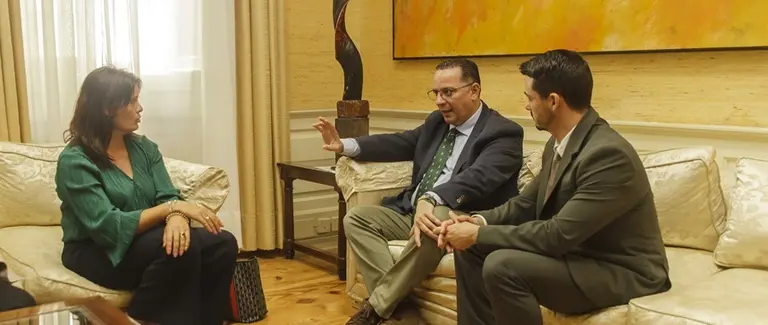 Olivia Duque en el Parlamento de Canarias junto a Pol&iacute; Su&aacute;rez y David Toledo.