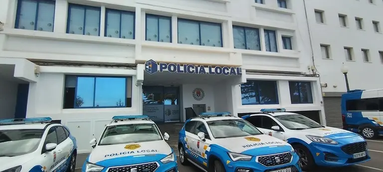 Veh&iacute;culos de la Polic&iacute;a Local junto a la sede del cuerpo en la capital de Lanzarote