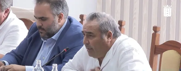&Aacute;ngel V&aacute;zquez dirigi&eacute;ndose a Benjamin Perdomo en el Pleno del Cabildo.