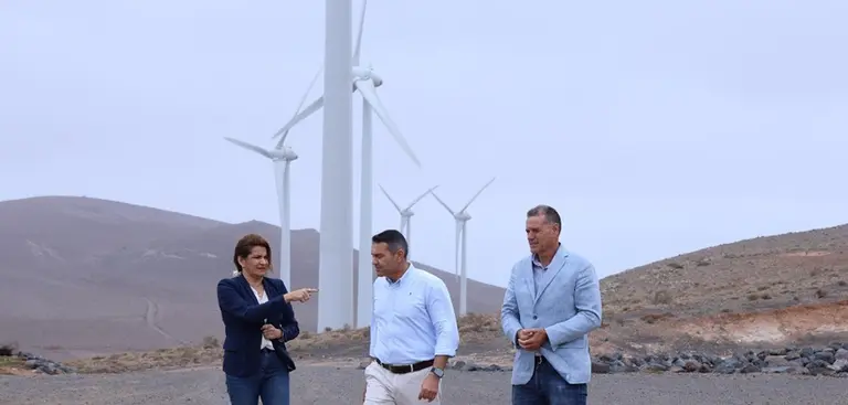 Oswaldo Betancort, Domingo Cejas y Mar&iacute;a Jes&uacute;s Tovar en el parque e&oacute;lico de San Bartolom&eacute;.