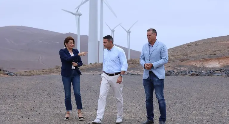 Mar&iacute;a Tovar, Oswaldo Betancort y Domingo Cejas en la zona de molinos.
