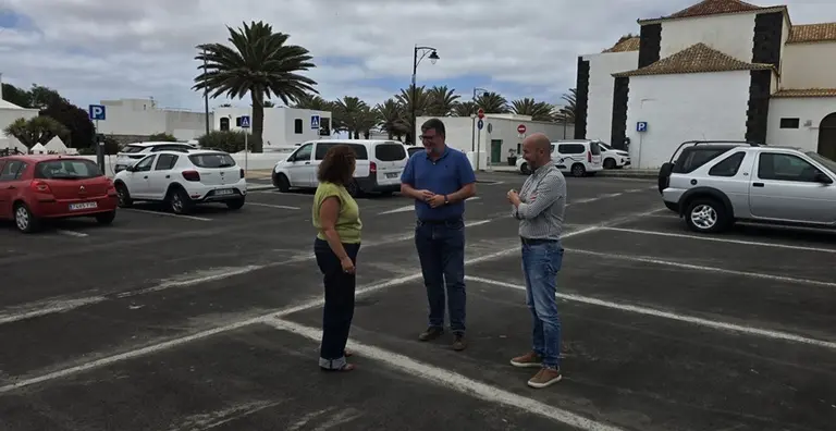 Isidro P&eacute;rez, Ra&uacute;l de Le&oacute;n y Marlene Romero en la parcela mejorada.