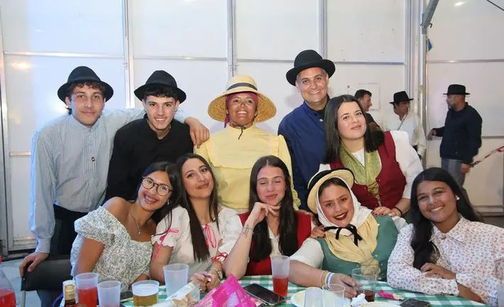 La alcaldesa comparti&oacute; un d&iacute;a de canariedad con la gente m&aacute;s joven