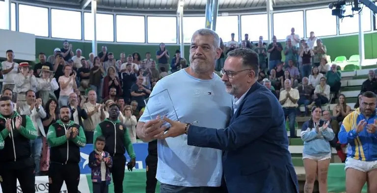 El consejero de Educaci&oacute;n y Deportes, Poli Su&aacute;rez, entregando un merecido reconocimiento al gran luchador Francis P&eacute;rez, Pollito de la Frontera