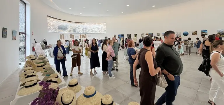 Visitantes disfrutando de la muestra del Plan Cultural de Teguise.